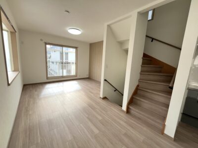 三層に重なる静かな日常